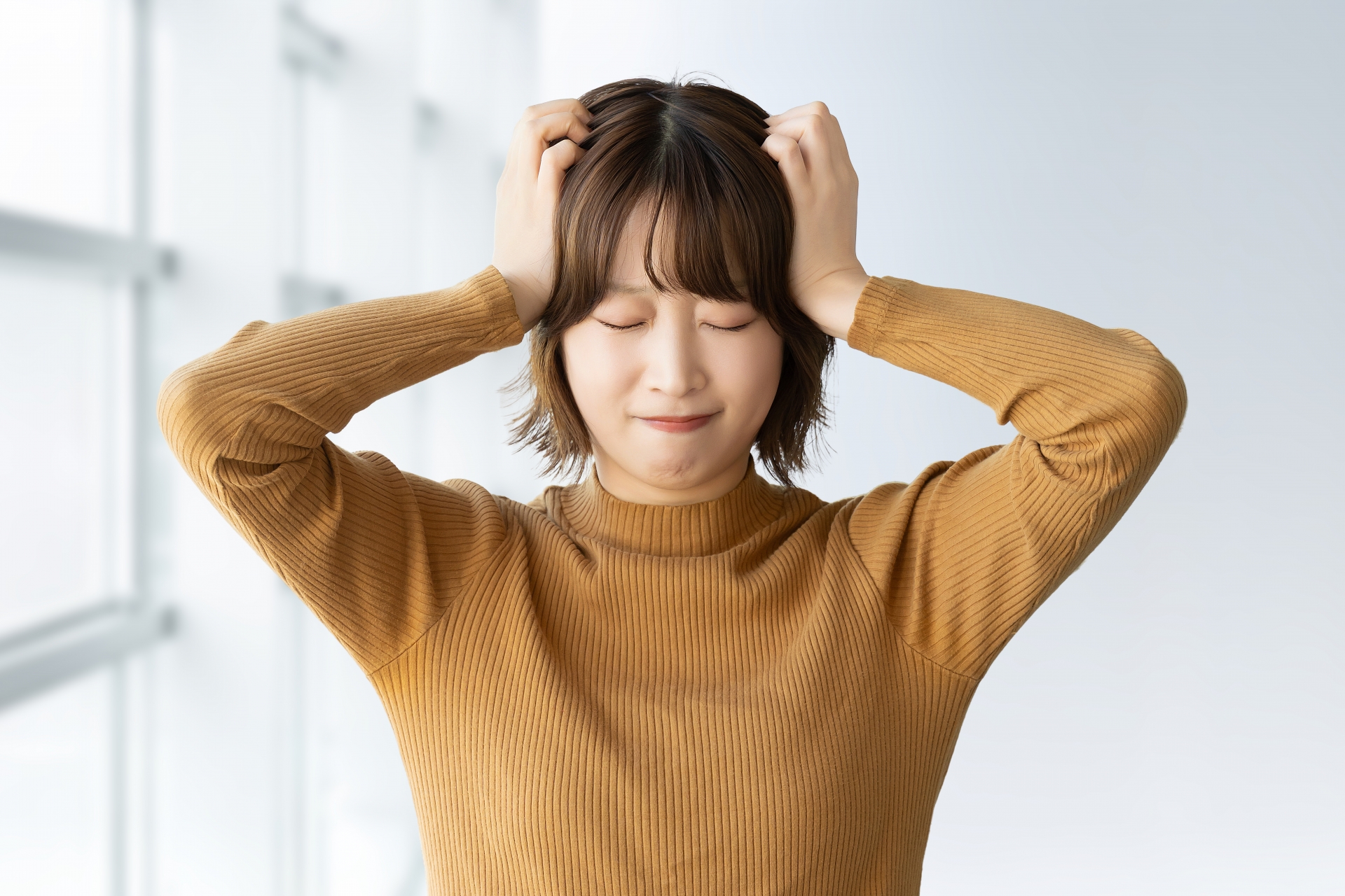 悩んでいる女性