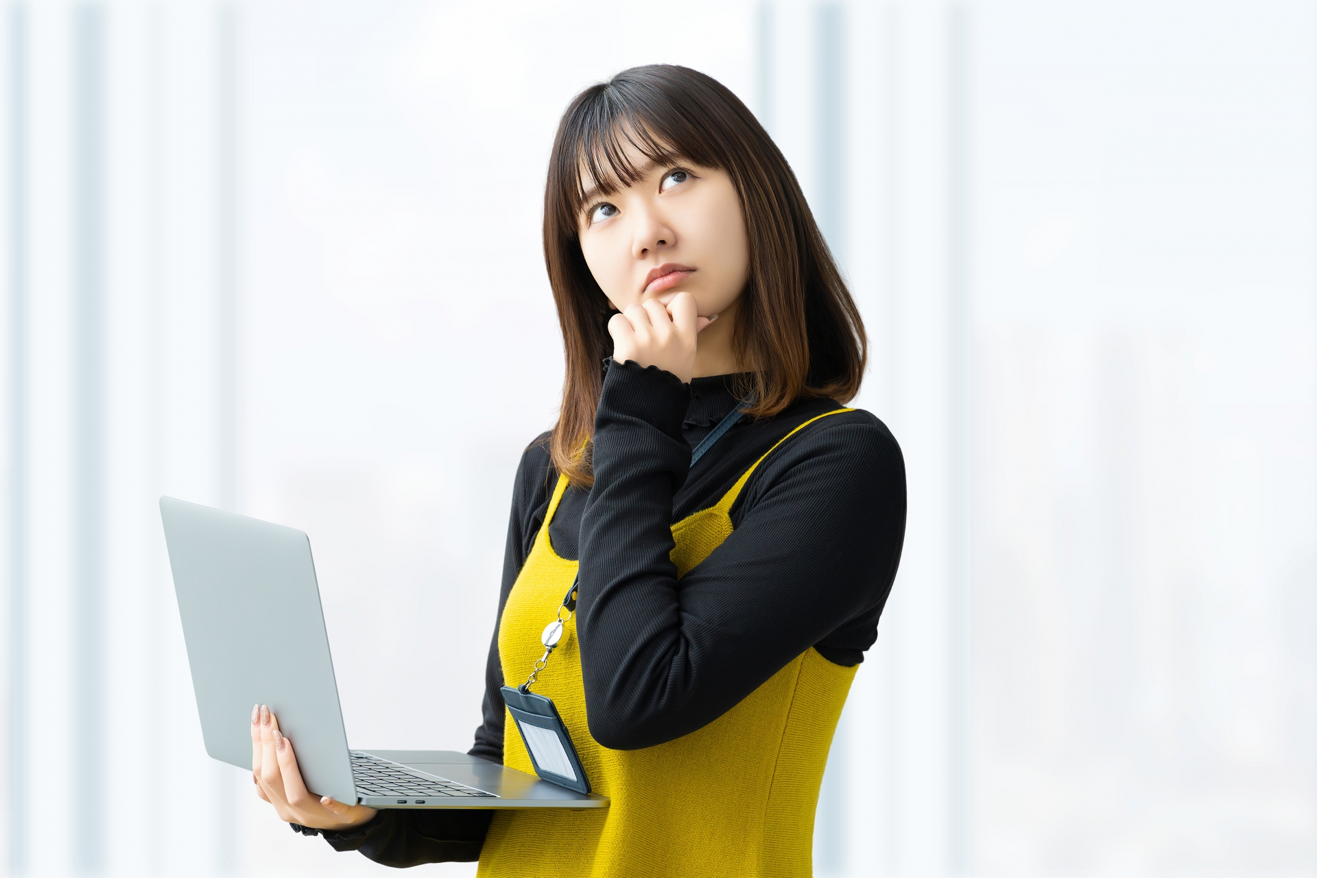 ホームページの必要性を考える店舗オーナーのイメージ